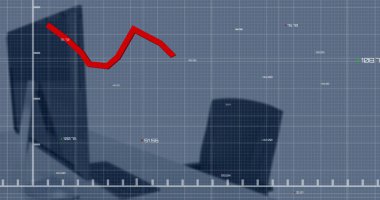 Boş ofisteki bilgisayarın üzerinde kırmızı grafik ve veri işleme resmi. Bağlantı, veri, işleme, dijital arayüz, iş ve iletişim, dijital olarak oluşturulmuş görüntü.