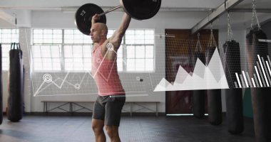 Kafkasyalı güçlü adamın ağırlık kaldırma çubuğunun üzerindeki diyagramlar ve veri işleme resmi. Küresel teknoloji, spor ve dijital arayüz kavramı dijital olarak oluşturulmuş görüntü.