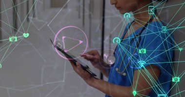 Tabletli melez kadın doktor yerine ikonlarla bağlantılı bir dünya görüntüsü. Küresel tıp, bağlantılar, hesaplama ve veri işleme kavramı dijital olarak oluşturulmuş görüntü.