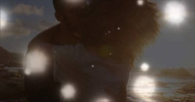 Deniz kenarında öpüşen melez bir çiftin üzerindeki ışık lekeleri. Yaşam tarzı, doğa ve dijital arayüz kavramı dijital olarak oluşturulmuş görüntü.