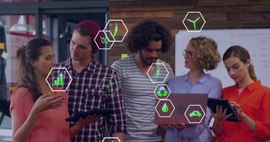 Ofisteki çeşitli iş adamları üzerinde ekolojik simgeler ve veri işleme imgeleri. Küresel çevre, finans, iş dünyası, bağlantılar, hesaplama ve veri işleme kavramı dijital olarak oluşturuldu.