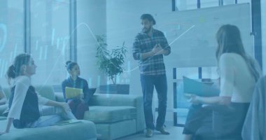 Muhtelif meslektaşların ofiste konuştuğu diyagramlar ve veri işleme resimleri. Teknoloji, iş ve dijital arayüz kavramı dijital olarak oluşturulmuş görüntü.