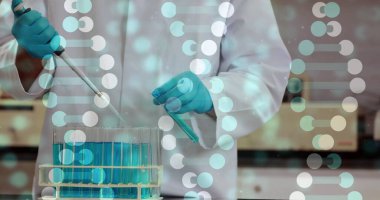 DNA 'nın görüntüsü, laboratuardaki beyaz erkek bilim adamının üzerinde işleniyor. Küresel bilim, bağlantılar, hesaplama ve veri işleme kavramı dijital olarak oluşturulmuş görüntü.