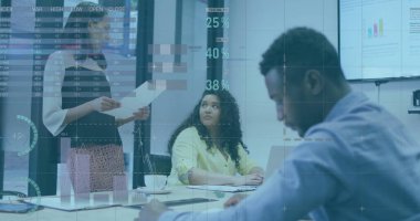 Ofiste iş tartışması yapan çeşitli meslektaşların mali veri işleme görüntüsü. Küresel iş, finans, hesaplama ve dijital arayüz kavramı dijital olarak oluşturuldu.