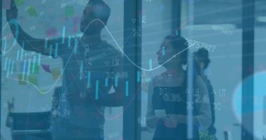 Muhtelif meslektaşların ofiste konuştuğu diyagramlar ve veri işleme resimleri. Teknoloji, iş ve dijital arayüz kavramı dijital olarak oluşturulmuş görüntü.