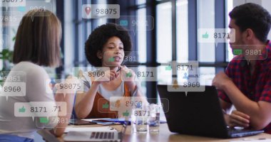 Ofisteki çeşitli iş adamlarıyla ilgili sosyal medya veri işleme resmi. Küresel finans, iş, bağlantılar, hesaplama ve veri işleme kavramı dijital olarak oluşturuldu.