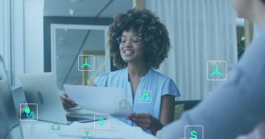 Farklı meslekdaşların ofiste iş görüşmesi üzerine ekoloji simgeleri. Küresel iş, bilgisayar ve dijital arayüz kavramı dijital olarak oluşturulmuş görüntü.