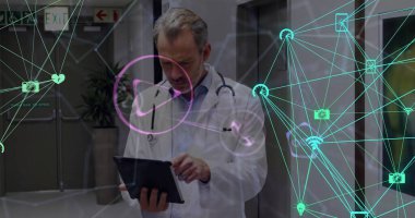 Tabletli beyaz erkek doktor üzerindeki ikonlarla bağlantılı bir dünya görüntüsü. Küresel tıp, bağlantılar, hesaplama ve veri işleme kavramı dijital olarak oluşturulmuş görüntü.