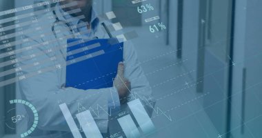 Beyaz erkek doktorun gülümsemesi üzerine veri işleme ve diyagramlar. Tıp, teknoloji ve dijital arayüz kavramı dijital olarak oluşturulmuş görüntü.