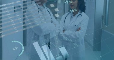 Çeşitli doktorların gülümsemesiyle ilgili veri işleme ve diyagramlar. Tıp, teknoloji ve dijital arayüz kavramı dijital olarak oluşturulmuş görüntü.