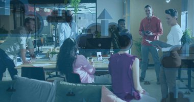 Ofiste konuşan farklı meslektaşların üzerinde ok simgeleri olan bulutların resmi. İş, teknoloji ve dijital arayüz kavramı dijital olarak oluşturuldu.