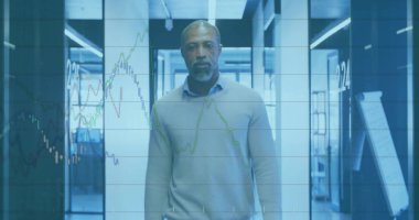 Afrika kökenli Amerikalı iş adamının ofise gelişinin mali veri işleme görüntüsü. Küresel iş, finans, hesaplama ve dijital arayüz kavramı dijital olarak oluşturuldu.