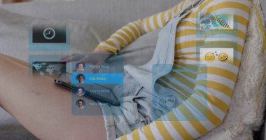 Beyaz bir kadının ai chat sırasında evde tablet kullanması. Küresel teknoloji ve dijital arayüz konsepti dijital olarak oluşturuldu.