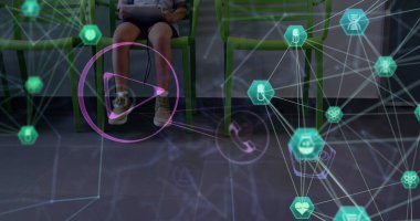 Tabletli beyaz çocuk hasta üzerindeki ikonlarla olan bağlantıların görüntüsü. Küresel tıp, bağlantılar, hesaplama ve veri işleme kavramı dijital olarak oluşturulmuş görüntü.