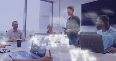 Ofiste iş tartışması yapan çeşitli meslektaşların mali veri işleme görüntüsü. Küresel iş, finans, hesaplama ve dijital arayüz kavramı dijital olarak oluşturuldu.