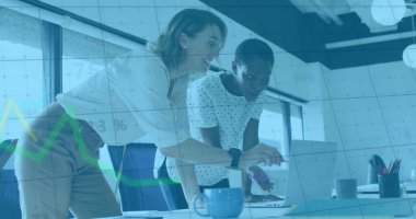 Dizüstü bilgisayarla çeşitli kadın meslektaşların finansal veri işleme görüntüsü. Küresel iş, finans, hesaplama, iletişim ve dijital arayüz kavramı dijital olarak oluşturuldu.