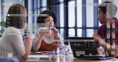 Ofiste iş tartışan çeşitli meslektaşların veri işleme görüntüsü. Küresel iş, bilgisayar ve dijital arayüz kavramı dijital olarak oluşturulmuş görüntü.