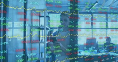 Ofiste kahve içen Kafkas iş kadınının mali veri işleme görüntüsü. Küresel iş, finans, hesaplama ve dijital arayüz kavramı dijital olarak oluşturuldu.