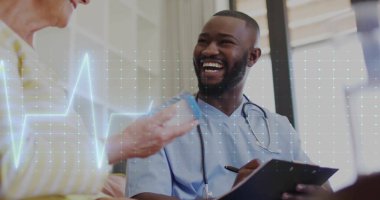 Afrika kökenli Amerikalı erkek hemşireyle konuşan yaşlı beyaz bir kadının kardiyografisi. Tıp, emeklilik ve dijital arayüz kavramı dijital olarak oluşturulmuş görüntü.