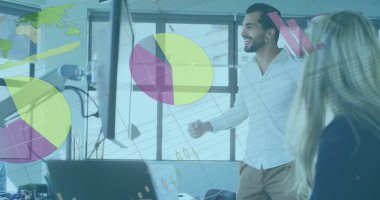 Ofiste çalışan çeşitli meslektaşların finansal veri işleme görüntüsü. Küresel iş, finans, hesaplama ve dijital arayüz kavramı dijital olarak oluşturuldu.