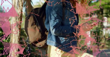 Parkta akıllı telefon kullanan beyaz bir kadın üzerindeki bağlantı ağı görüntüsü. Küresel iletişim, sosyal medya, bağlantılar ve dijital arayüz konsepti dijital olarak oluşturulmuş görüntü.