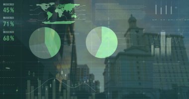 Şehir manzarası üzerindeki veri işleme ve diyagramlarının resmi. İş, teknoloji ve dijital arayüz kavramı dijital olarak oluşturuldu.
