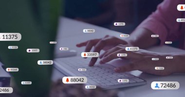 Klavyede yazı yazan Afro-Amerikan kadının üzerinde numaralar olan sosyal medya simgeleri. Küresel sosyal medya, hesaplama, iletişim ve dijital arayüz kavramı dijital olarak oluşturuldu.