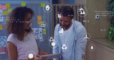 Ofisteki çeşitli iş adamları üzerinde ekolojik simgeler ve veri işleme imgeleri. Küresel çevre, finans, iş dünyası, bağlantılar, hesaplama ve veri işleme kavramı dijital olarak oluşturuldu.