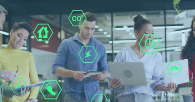 Farklı meslekdaşların ofiste iş görüşmesi üzerine ekoloji simgeleri. Küresel iş, bilgisayar ve dijital arayüz kavramı dijital olarak oluşturulmuş görüntü.