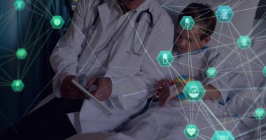 Kafkas erkek doktor ve tabletli çocuk hasta üzerindeki ikonlarla olan bağlantıların görüntüsü. Küresel tıp, bağlantılar, hesaplama ve veri işleme kavramı dijital olarak oluşturulmuş görüntü.