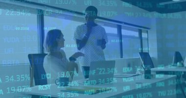 Ofiste konuşan çeşitli bayan meslektaşlar üzerinde dünya haritası ve veri işleme resmi. Teknoloji, iş ve dijital arayüz kavramı dijital olarak oluşturulmuş görüntü.