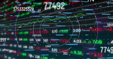 Siyah arkaplan üzerinde tarama ve dijital veri işleme resmi. Dijital olarak oluşturulmuş küresel bağlantılar, hesaplama ve veri işleme kavramı.