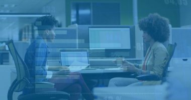 Ofiste konuşan iki ırklı kadın meslektaşların diyagramlar ve veri işleme resimleri. Teknoloji, iş ve dijital arayüz kavramı dijital olarak oluşturulmuş görüntü.