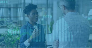 Muhtelif meslektaşların ofiste konuştuğu diyagramlar ve veri işleme resimleri. Teknoloji, iş ve dijital arayüz kavramı dijital olarak oluşturulmuş görüntü.