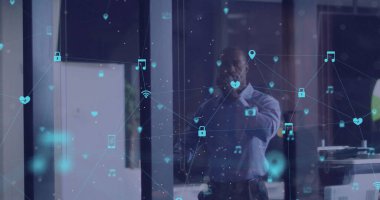 Afro-Amerikan iş adamının ofisteki düşünceleri üzerine kurulmuş ikonlarla olan bağlantı ağı görüntüsü. Küresel iş ve dijital arayüz kavramı dijital olarak oluşturulmuş görüntü.