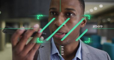 Afrika kökenli Amerikalı iş adamının ofisteki akıllı telefondan konuşurken görüntüsü. Küresel iş ve dijital arayüz kavramı dijital olarak oluşturulmuş görüntü.