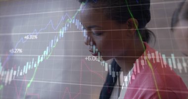 Tablet kullanan çeşitli kadın meslektaşların veri işleme görüntüsü. Küresel iletişim, bilgisayar ve dijital arayüz kavramı dijital olarak oluşturulmuş görüntü.