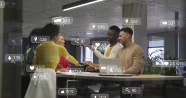 Medya simgelerinin görüntüsü, çeşitli meslekdaşların ofiste çalışmaları tartışması üzerine. Küresel iş, takım çalışması ve dijital arayüz kavramı dijital olarak oluşturulmuş görüntü.