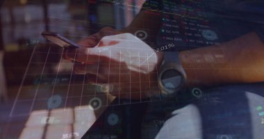 Akıllı telefon kullanan beyaz bir adamın elindeki dosyalar ve veri işleme resimleri. Bağlantı, veri, işleme, iş, dijital arayüz ve küresel iletişim, dijital olarak oluşturulmuş görüntü.