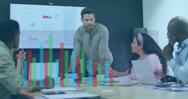 Toplantıda farklı iş adamlarının veri işleme görüntüsü. Küresel iş, takım çalışması ve dijital arayüz kavramı dijital olarak oluşturulmuş görüntü.