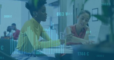 Ofiste konuşan çeşitli bayan meslektaşların diyagramlar ve veri işleme resimleri. Küresel iş ve dijital arayüz kavramı dijital olarak oluşturulmuş görüntü.