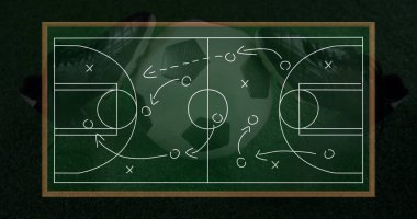 Karatahtanın üzerinde saha ve oyuncu hareketleriyle futbol stratejisi imajı. Spor, futbol, taktik, oyun planı, koçluk, takım