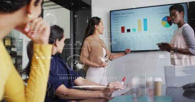 Çeşitli meslekdaşların iş tartışmalarına ilişkin veri işleme ve diyagramlarının resmi. Küresel iş, takım çalışması ve dijital arayüz kavramı dijital olarak oluşturulmuş görüntü.