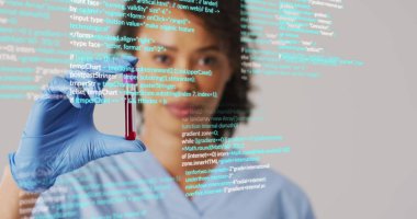 Test tüpü tutuluyor, bilim adamı laboratuvar arında kod görüntüsünü analiz ediyor. Bilim, araştırma, deney, analiz, teknoloji, yenilik