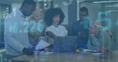 Ofisteki çeşitli iş adamlarıyla ilgili finansal veri işleme resmi. Küresel finans, iş, bağlantılar, hesaplama ve veri işleme kavramı dijital olarak oluşturuldu.