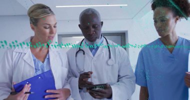 Çeşitli doktorların konuştuğu veri işleme ve diyagramların görüntüsü. Küresel tıp ve dijital arayüz kavramı dijital olarak oluşturulmuş görüntü.