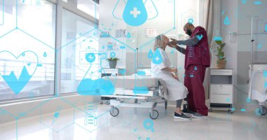 Çeşitli erkek doktorların tıbbi ikonlar ağı görüntüsü yaşlı kadın hastaları muayene ediyor. Veri, dijital arayüz, bağlantı, hastane ve sağlık hizmetleri, dijital olarak oluşturulmuş görüntü.