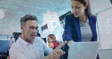 Masada iş konuşmak, ofis geçmişinde kripto para birimi imajı olan iş adamları. takım çalışması, dijital para birimi, engelleme zinciri, işbirliği, teknoloji, finans