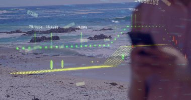 Sahilde akıllı telefon kullanan beyaz bir kadının grafik ve işleme verilerinin görüntüsü. Bağlantı, veri, işleme, iş, dijital arayüz ve küresel iletişim, dijital olarak oluşturulmuş görüntü.