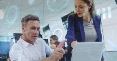 Bilgisayardaki verileri analiz ediyorum, iş adamlarının holografik çizelge resimleri ofisin üzerinde. Teknoloji, yenilik, takım çalışması, işbirliği, veri analizi, holografi